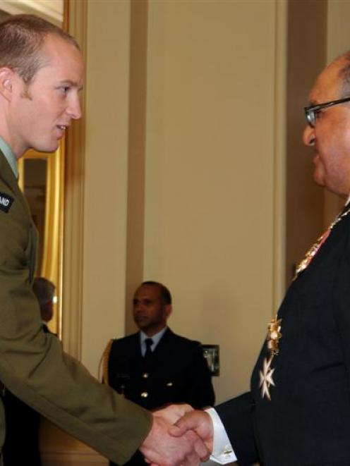 Lieutenant Tim O'Donnell receiving the Distinguished Service Decoration for services to the NZDF.