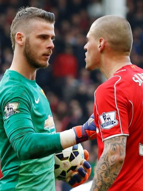 Liverpool's Martin Skrtel (R) clashes with Manchester United's David De Gea. Photo: Reuters /...