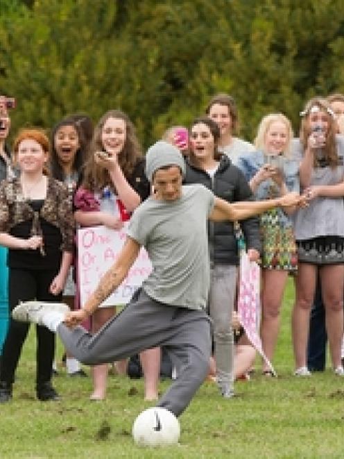 Louis Tomlinson shows off his soccer skills in an impromptu game in Christchurch to adoring fans ...