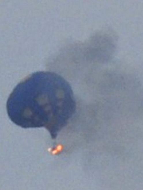 Lynn Shultz captured this photo of the hot air balloon on fire. REUTERS/Lynn Shultz