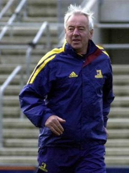 Master coach ... Laurie Mains directs a Highlanders training run at Carisbrook in 2002.