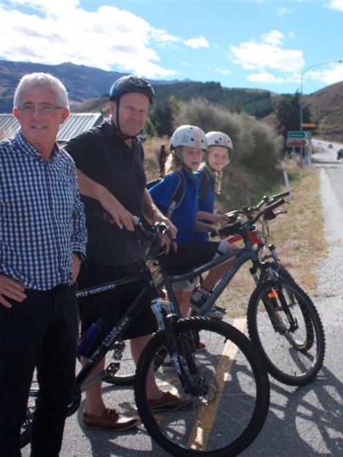 Members of the Clyde community (from left) Clyde Primary School principal Doug White, Olivers...