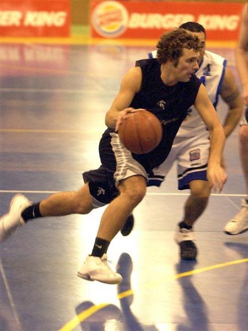 Michael Fitchett goes on the drive during the Nuggets' win over the Saints in Dunedin in May 2004...