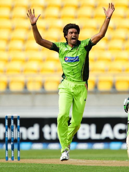 Mohammad Irfan of Pakistan makes an appeal during the One Day International match between New...