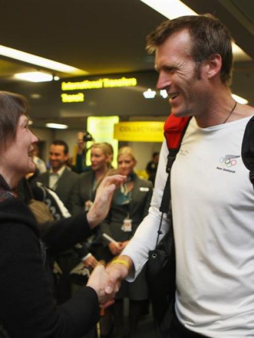New Zealand rowing medalist Mahe Drysdale is wecomed home in Auckland by Prime Minister Helen Clark.
