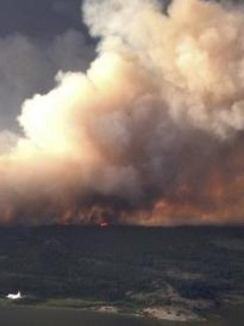 New Zealand rural fire specialists will help contain the wildfires in Canada. Photo by Reuters.