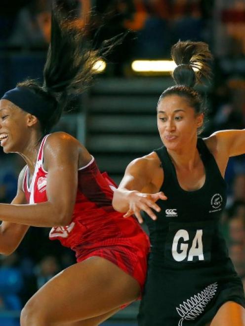 New Zealand's Jodi Brown (R) challenges England's Eboni Beckford-Chambers. REUTERS/Phil Noble