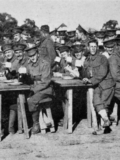 New Zealand soldiers in camp in England enjoying meals in the open. - Otago Witness, 13.10.1915.