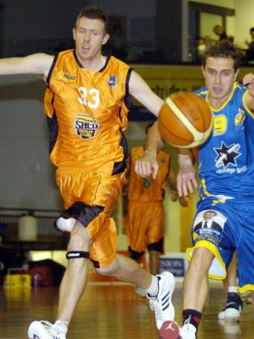Nuggets guard Jamie Blake (right) and Harbour Heat forward Daryl Cartwright chase the ball during...