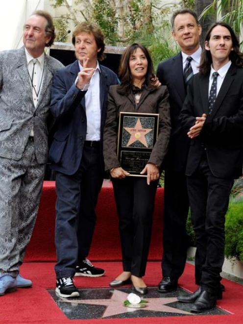 https://www.odt.co.nz/sites/default/files/styles/odt_portrait_medium_3_4/public/story/2016/04/olivia_harrison_center_widow_of_former_beatle_geor_1113965691.jpg?itok=KKQQ0CVa
https://www.soundarts.gr/wp-content/uploads/2017/10/Sir-Paul-McCartney-and-Olivia-Harrison-the-widow-of-George-Harrison-C-pose-with-from-left-Tom-Petty-Jeff-Lynne-Jim-Keltner-Joe-Walsh-and-Dhani-Harrison.jpg
https://ca-times.brightspotcdn.com/dims4/default/7a539d3/2147483647/strip/true/crop/512x380+0+0/resize/840x623!/quality/90/?url=https%3A%2F%2Fcalifornia-times-brightspot.s3.amazonaws.com%2Fcb%2Fe6%2F82124c3c1beda0cf696df40a9914%2Fsdut-paul-mccartney-far-left-dusts-20160828
