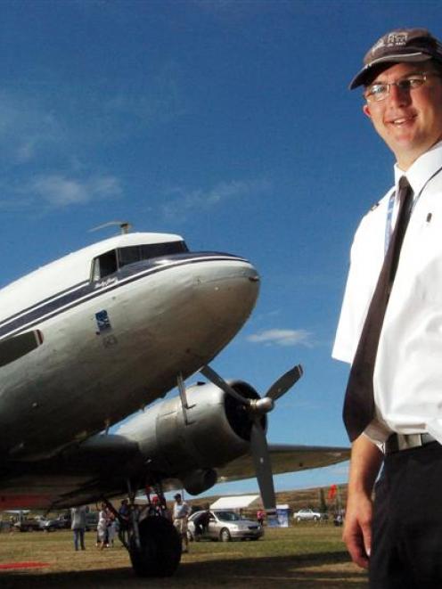 Pilot Dave Paterson and the DC-3 at Idaburn. Photo by Gerard O'Brien.