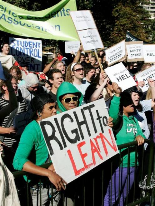 Students in Wellington march to Parliament to protest against loans. Photo from NZPA