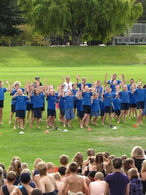 Pupils from Clyde Primary School perform Hoki Hoki at the 2013 Uruuruwhenua Schools Kapahaka...