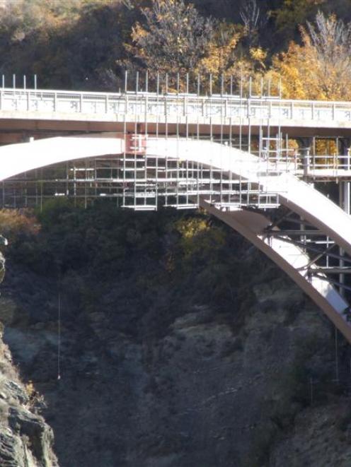 Cracks have been discovered under the Kawarau Bridge, on State Highway 6 near A.J. Hackett Bungy....