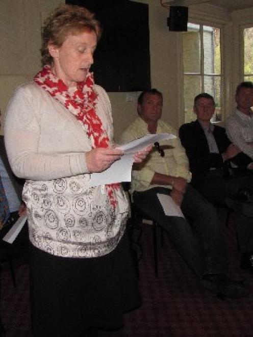 Queenstown Lakes mayoral aspirant Vanessa van Uden addresses last night's Arrowtown election...