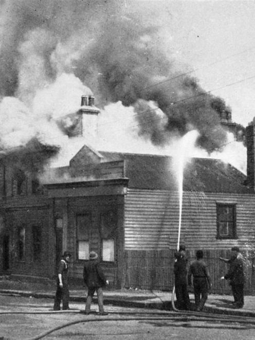 Railway_pub_fire_1915_Medium.JPG
