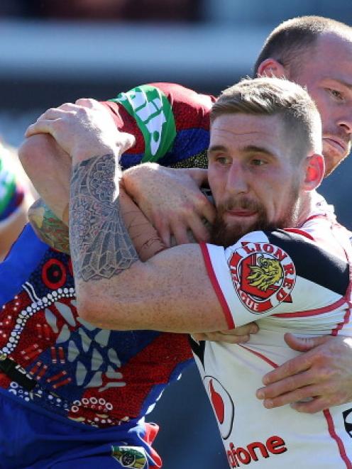 Sam Tomkins of the Warriors is caught by the Knights defence. (Photo by Tony Feder/Getty Images)