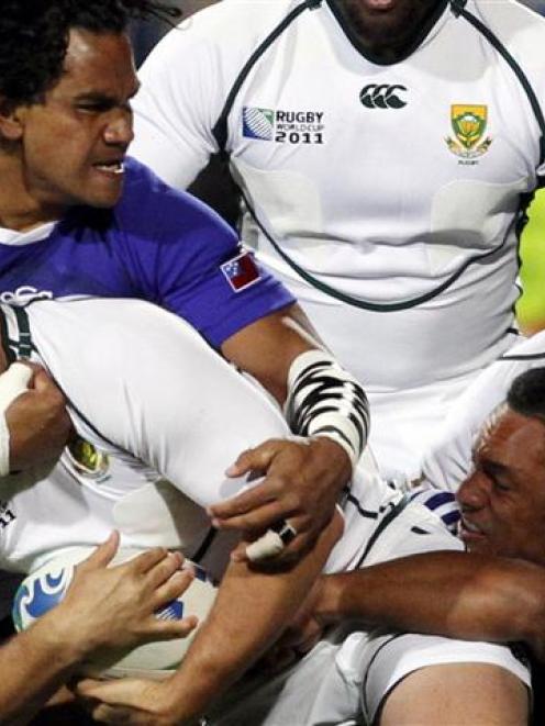 Samoa's Eliota Fuimaono Sapolu (bottom right) has taken to Twitter again. REUTERS/Nigel Marple