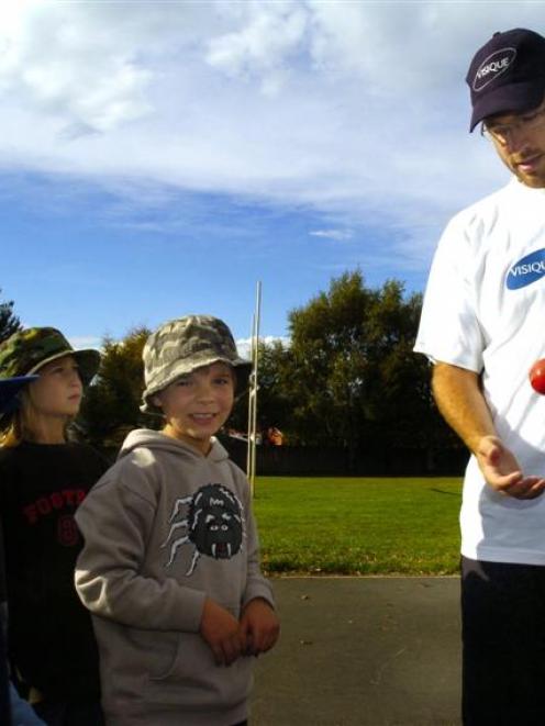 Spinning a yarn . . . Daniel Vettori explains the art of spin bowling to Sawyers Bay school...