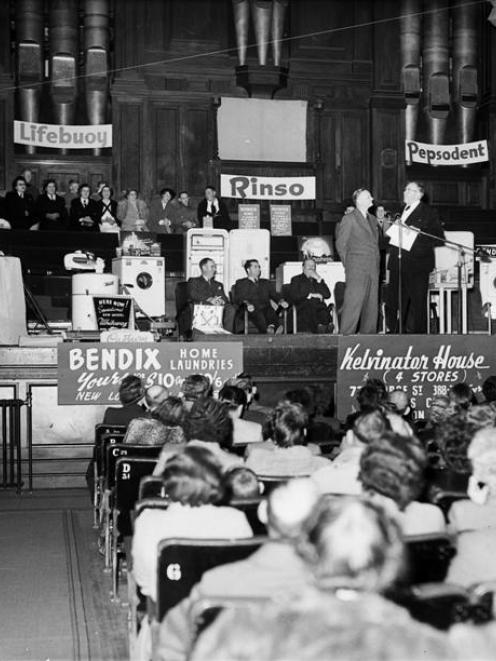 Selwyn Toogood puts the questions in Dunedin Town Hall. Photo: ODT Files.