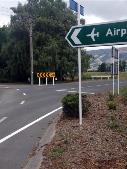 Sign indicating the Dunedin International Airport.