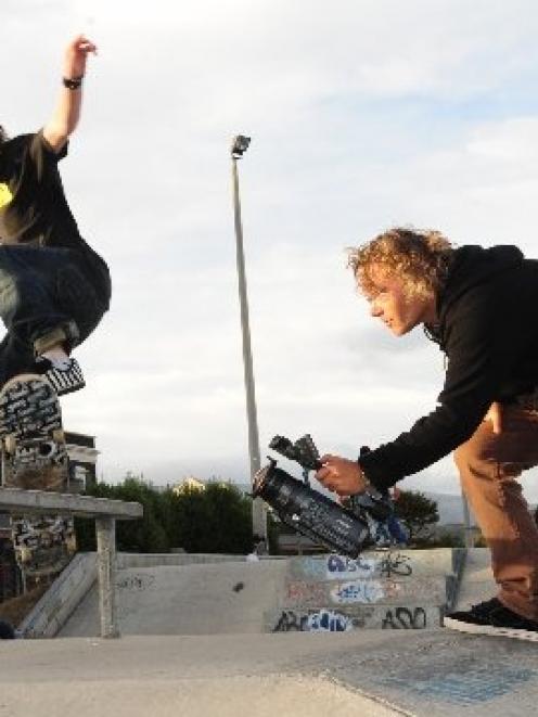 William van der vliet videos Jake Jackson (15) at the Dunedin Skateboard Park.  Photo by Craig...