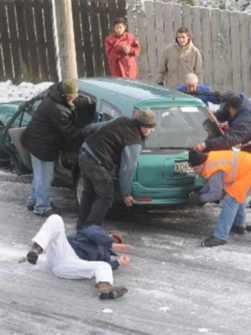 Snow and ice causes chaos on Corstorphine road. Photo by Peter McIntosh.