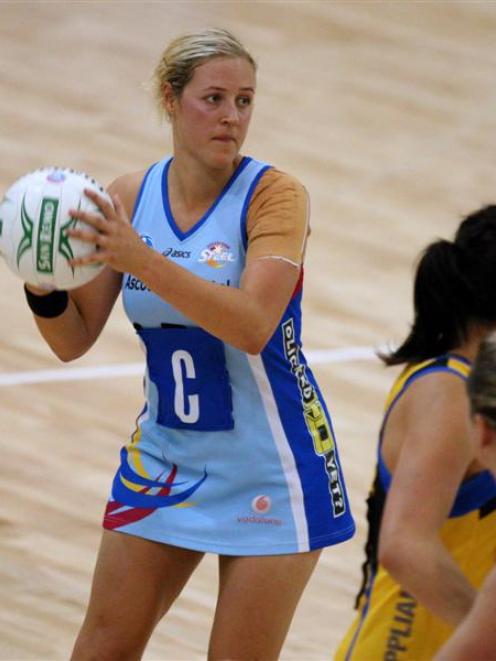 Sporting a bandaged shoulder, Southern Steel co-captain Wendy Frew looks to offload the ball...