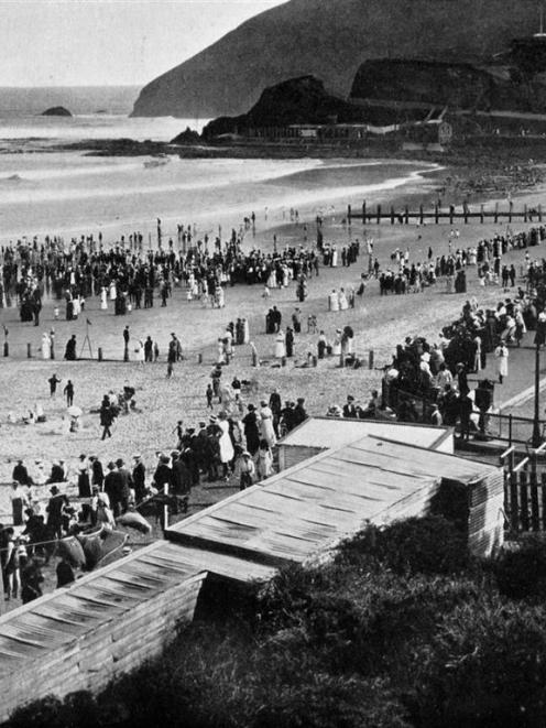 St Clair Beach during the lifesaving club’s children’s day. — Otago Witness, 8.3.1916.