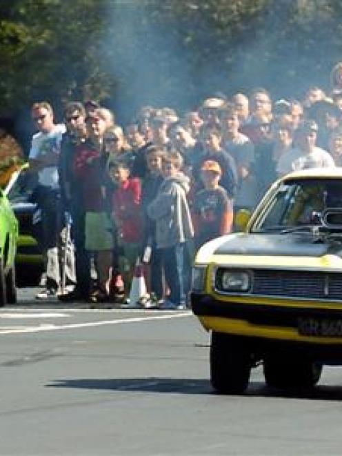 Steve Buttar guns his Valiant Charger off the start line. Photo by Gerard O'Brien.