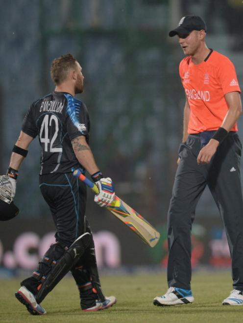 Stuart Broad speaks with NZ captain Brendon McCullum. Photo by Getty