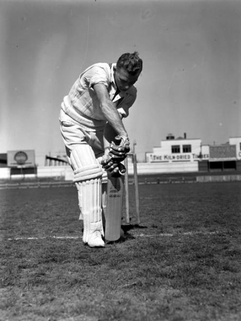 Sutcliffe scores 385 against Canterbury (1952)Bert Sutcliffe shows his impeccable defensive...