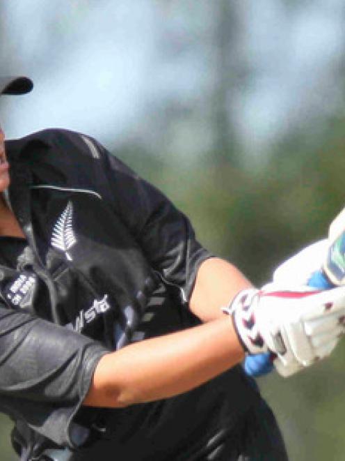 Suzie Bates top-scored with an unbeaten 94 as the White Ferns remained unbeaten at the World T20...