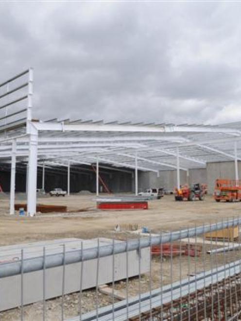 The $11 million Bunnings building under construction at Strathallan St. Photo by Peter McIntosh.