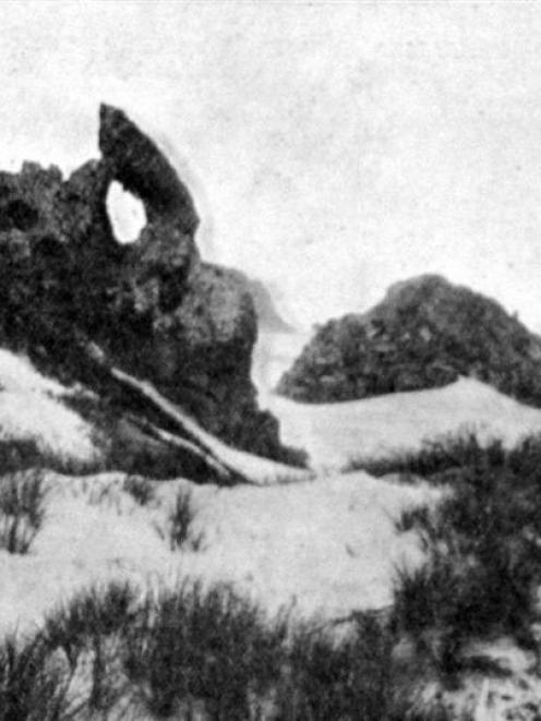 The bear and lion rocks, Heyward's Point, Otago Heads. - Otago Witness, 17.3.1915.
