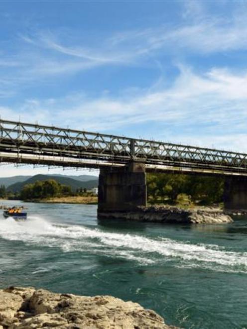 The Beaumont bridge over the Clutha River. Photo by Stephen Jaquiery.