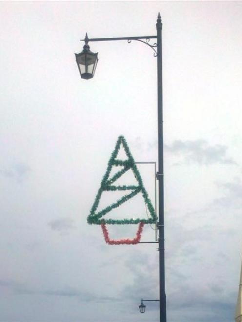 The Christmas decoration  which disappeared from its Thames St pole over the Christmas holiday...