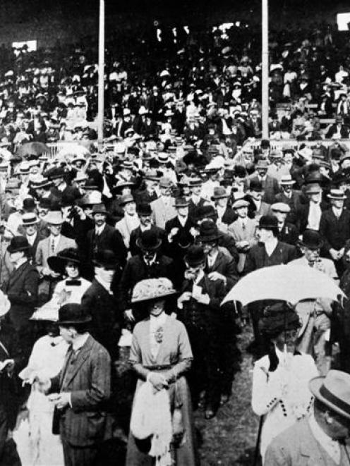The crowd at Wingatui for the Dunedin Jockey Club's Autumn meeting on February 19, 1913. - Otago...