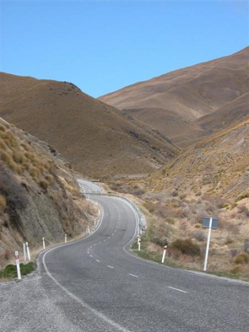 The Crown Range Rd between Arrowtown and Cardrona is popular with tourists.