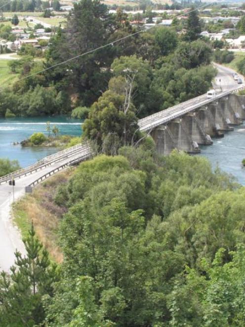 The existing Kawarau Falls bridge.