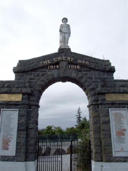 The Palmerston war memorial. Photo by Bill Campbell.