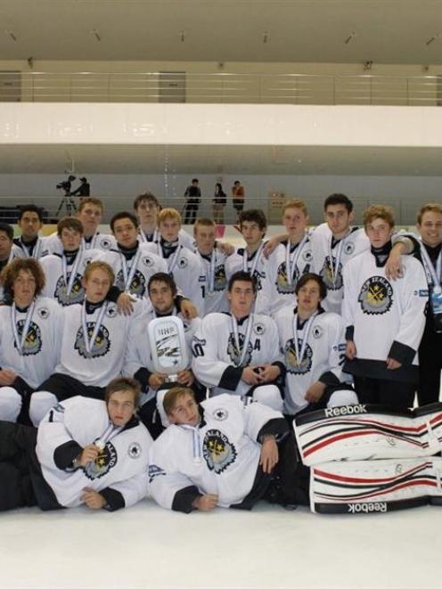 The team and support staff pose for a group photo with their medals. Photo by Luana Frear.