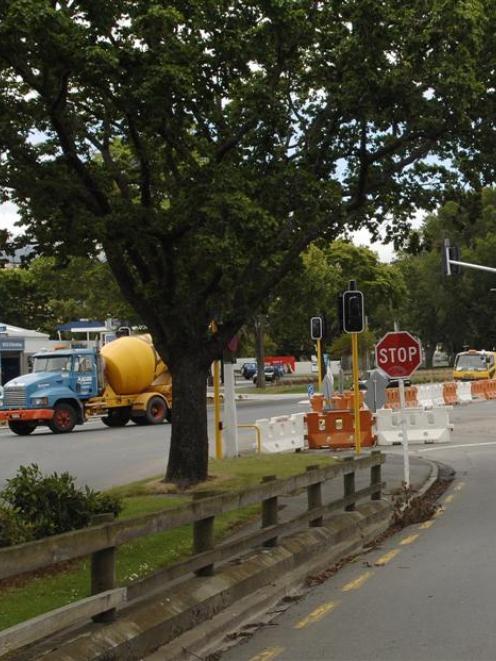 The traffic lights at the Frederick St intersection with Anzac Ave and State Highway 88 have...