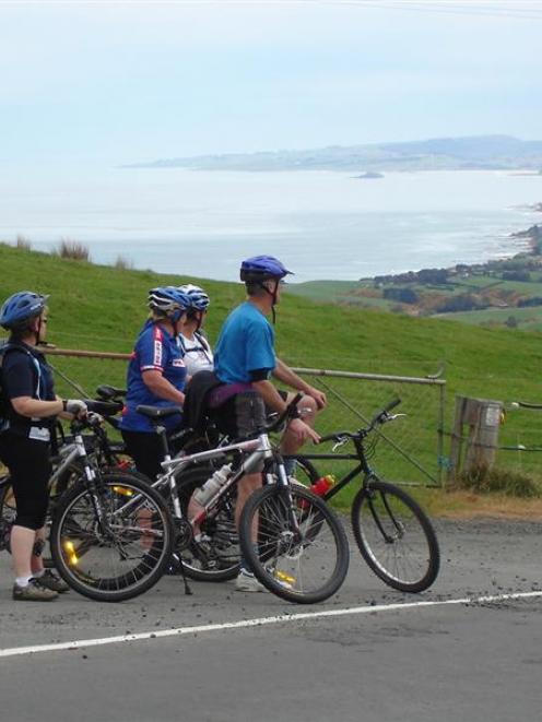 The views from undulating Saddle Hill Rd/Scroggs Hill Rd are spectacular. Here a group of AOK...