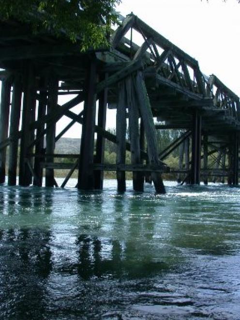 Timber from the twin bridges between Kurow and Hakataramea  will be distributed to the community....