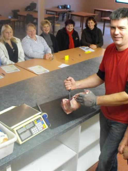 Tony Parish and Robyn Thomson demonstrate tasty meals need not be expensive. Photo by Glenn Conway.