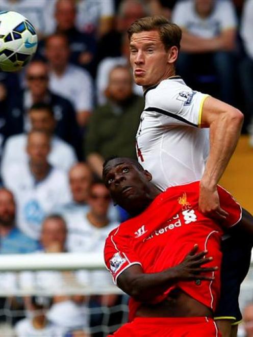 Tottenham Hotspur's Jan Vertonghen (R) challenges Liverpool's Mario Balotelli. REUTERS/Eddie Keogh