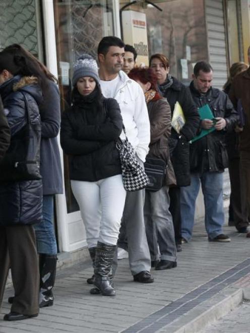 Unemployment queues could stay long this year. Photo by Reuters.