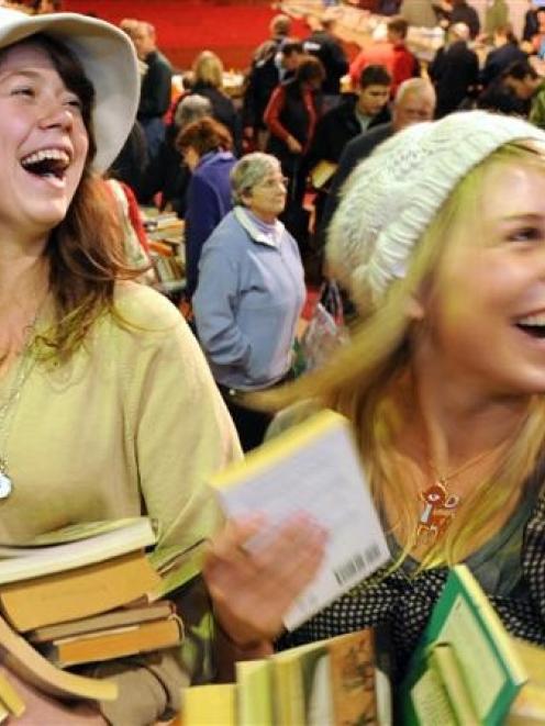 University of Otago students Julia Chrisp (left) and Kate Beecroft spread a bit of cheer at The...