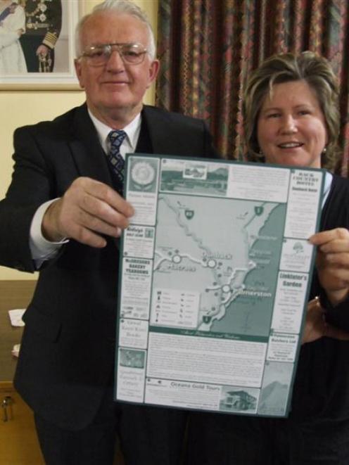 Waitaki Mayor and Palmerston Gateway to Gold chairman Alex Familton and Waitaki District...
